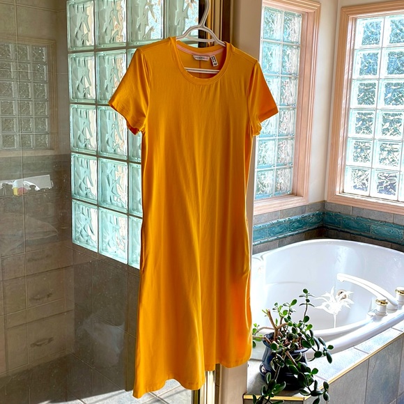 ISAAC MIZRAHI beautiful yellow dress with pockets; round collar; cap sleeves - Picture 1 of 5